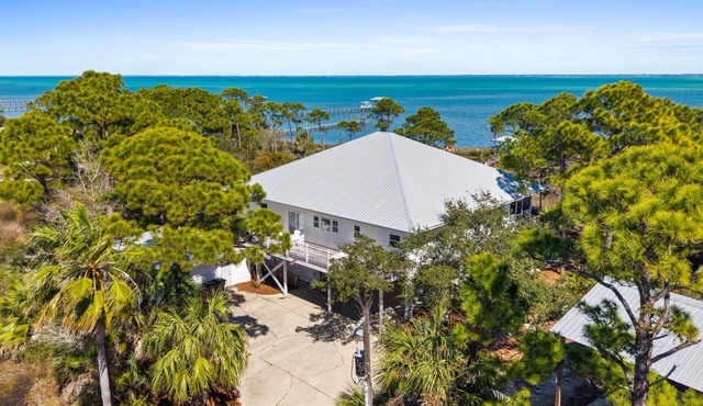 Private pool, hot tub, fenced dog walk, private dock, handicap ramp, Bayfront