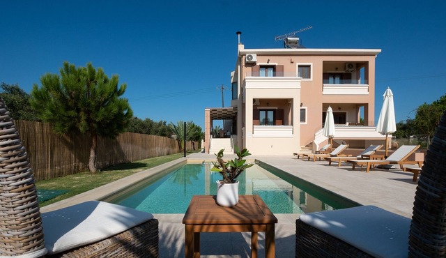 Private Pool Luxurious Villa with Parking & BBQ