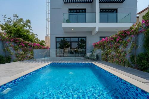 Private Pool Paradise Villa! Dubai Mall in a Flash! Complimentary Full Mid-Stay Refresh for 1 week stay