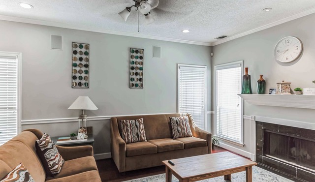 Private Pool, Patio & BBQ Near Downtown & Gardens