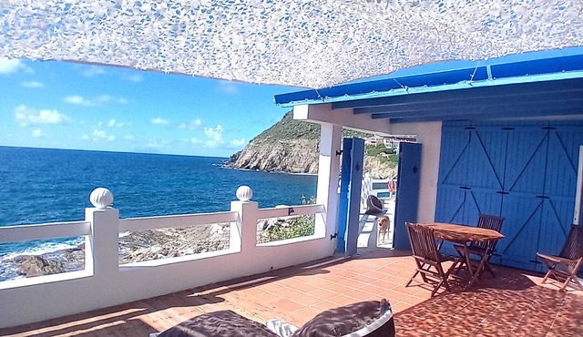 Private pool, quiet deck for this Loft with 180° ocean view; close to beaches