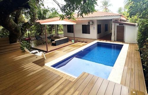Private Pool Retreat 3min walk to Isla Palo Seco Beach, Sleeps 10, Casa Ylang Ayala
