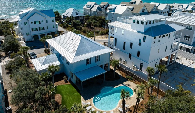 Private pool Sleeps 18. 2min walk to beach. Free beach set ups plenty of Beach!
