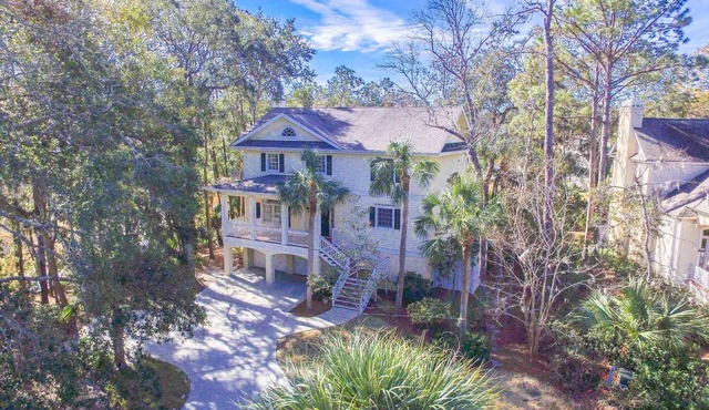 Private Pool, kayak, bikes, hot tub, wtr views, close to beach, fish off dock