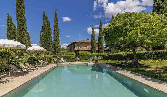 Private pool villa on wine estate near Montalcino