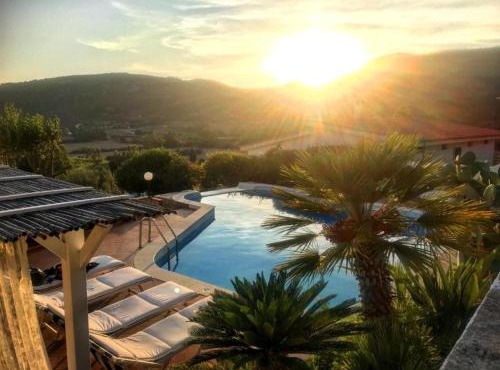 Private Pool villa with panoramic views split over 2 levels/Aircon/New Pool.