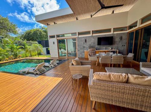 Private Pool with direct access to 2 beaches!