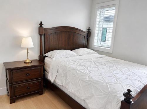 Private Queen Room with Private Bathroom Near Steveston