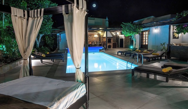 Private quiet villa with a short walk to beaches, restaurants, bars and shops.