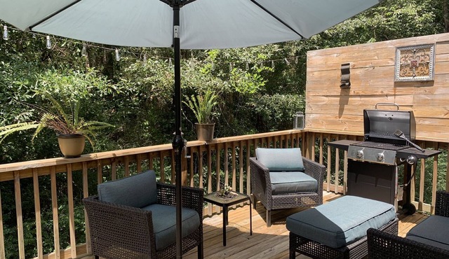 Private, Quietly Located 2bd 1ba with beautiful deck