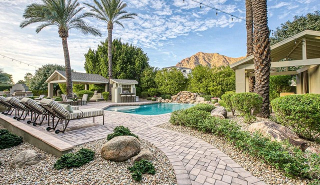 PRIVATE, Relaxing Luxury Villa with Stunning Mountain Views, Celebrity Living!