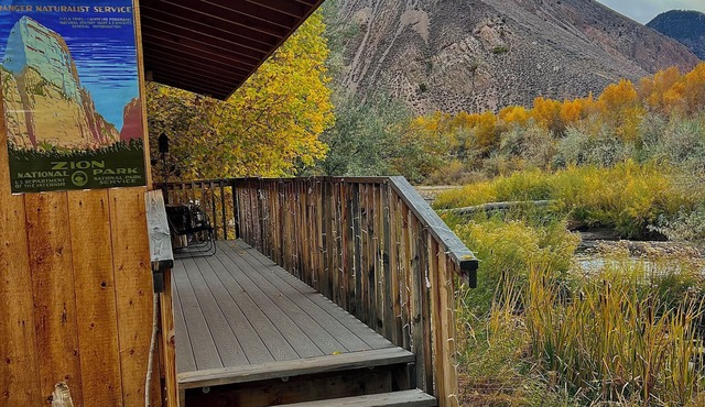 PRIVATE RIVER BRYCE CANYON THEMED CABIN WITH COMPLIMENTARY BREAKFAST & HOT TUBS