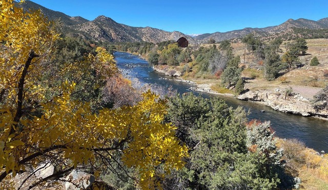 Private River Retreat- Fly Fishing/Rafting/Relaxing 10 min. from downtown Salida