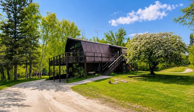 Private Riverfront Retreat Near Lake of the Woods. Sleeps 10+