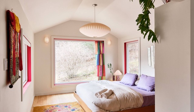 Private romantic Kingston cottage with vintage finds & Studio Ghibli nature vibe
