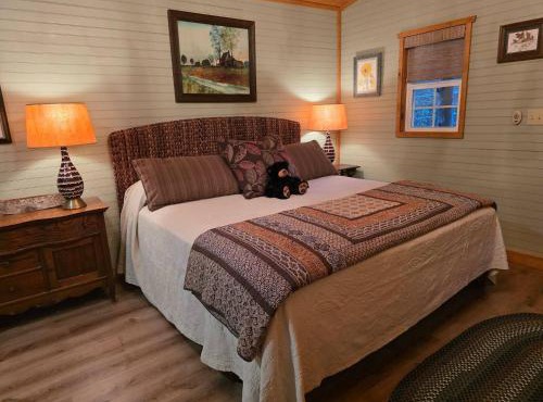 Private romantic Tiny Home King bed Jamestown