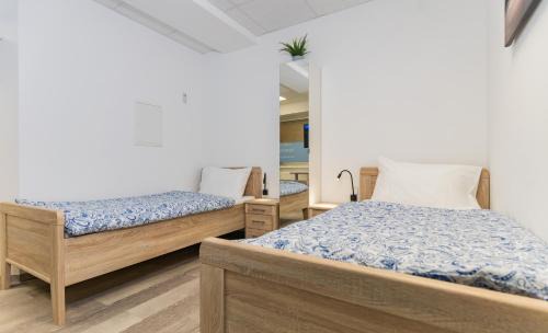 Private room #5 with 2 twin beds, ground floor, AC, only 2min to RAB, no kitchen