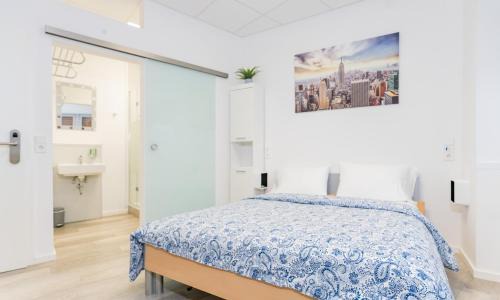 Private room #3, Queen bed, ground floor, AC, 2min to RAB, no kitchen
