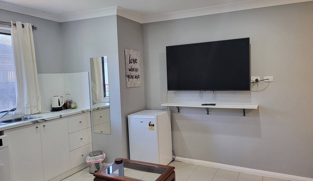 Private Room in Charming Windsor with WiFi, AC, Washing Machine, Kitchenette