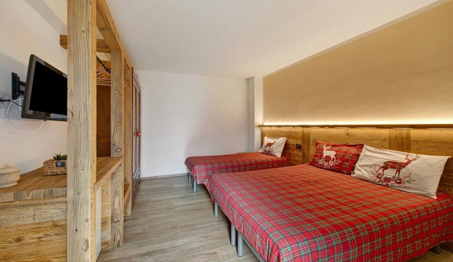 Private room with mountain view, shared terrace and Wi-Fi