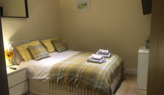 Private Room - Sleeps 2 - Private Entry - Parking