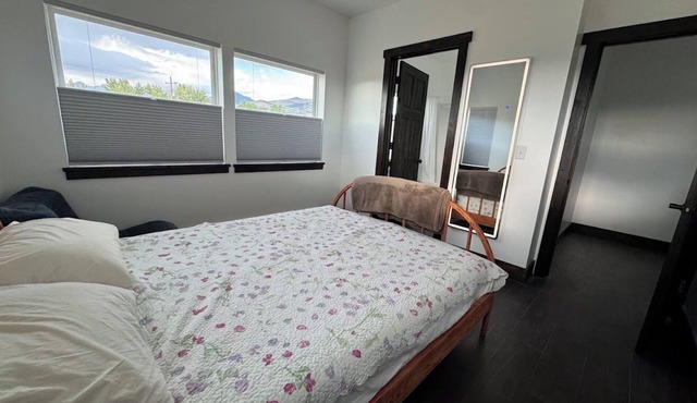 Private room with private bathroom. One mile from town and the hospital.