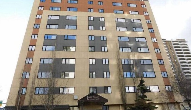 Private Rooms Downtown River Valley Condo Men only Non Smoking.