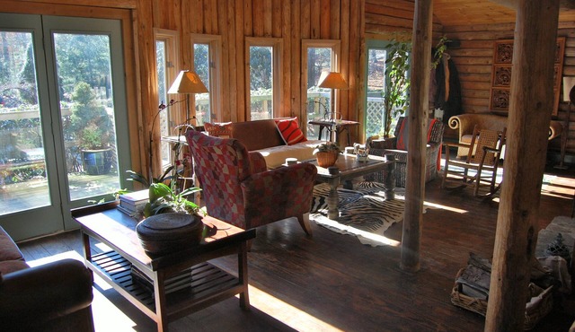 Private Rustic Lodge on 3.5 acres - Ideal for relaxing and the Holidays