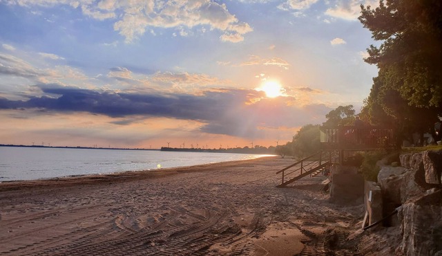 Private sand beach. Lakeview. Spacious LongBeachCottages.com – Cottage #9