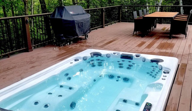 Private Ski Lodge with Giant Hot Tub Less Than Two Miles to Sugarbush!