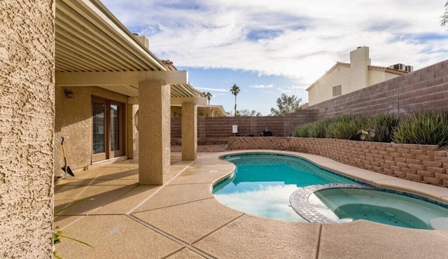 private space in a home with shared pool/spa & laundry room , minutes to LAS