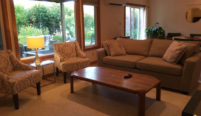 Private, spacious, 2 bedroom, 1 bath, full kitchen, peaceful garden close to OSU