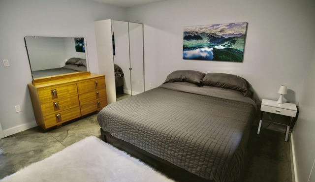 Private, Spacious & Central Suite near lake with AC, 25Km to Whitewater ski hill