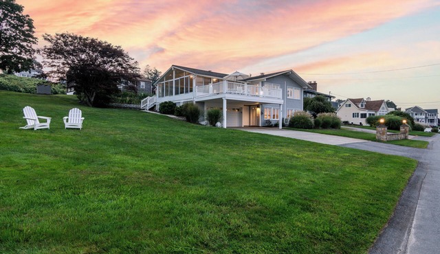 Private Steps to Bonnet Beach, AC, Linens/Towels Incl, Narragansett-Ocean views,