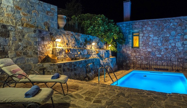 Private stone villa .Pool and magical mountain view to the White mountains.