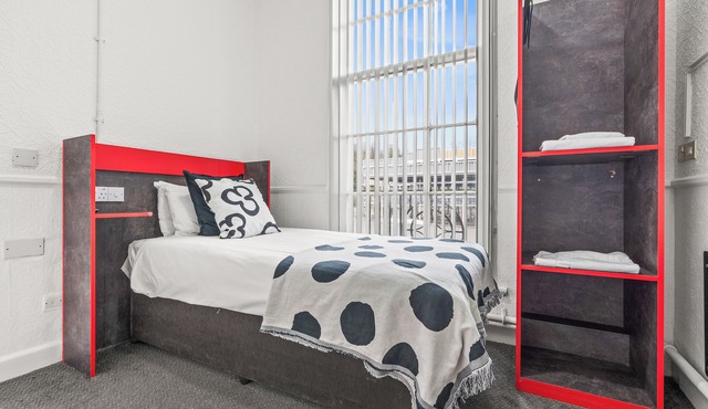 Private Studio in Dudley WIFI Parking Kitchen & Bathroom Sleeps 1