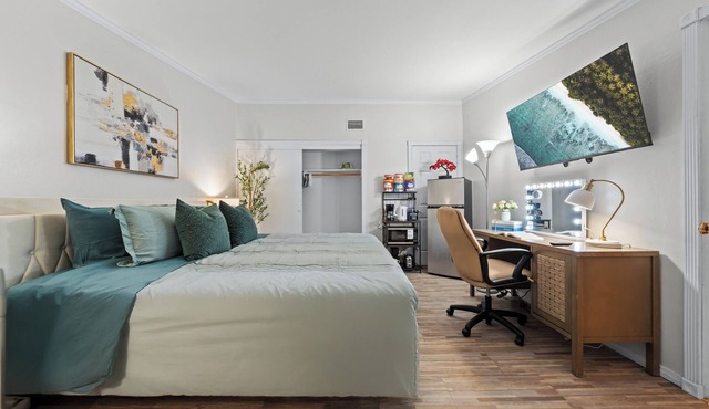 Private Studio w King Bed, Bathroom, 1 Parking