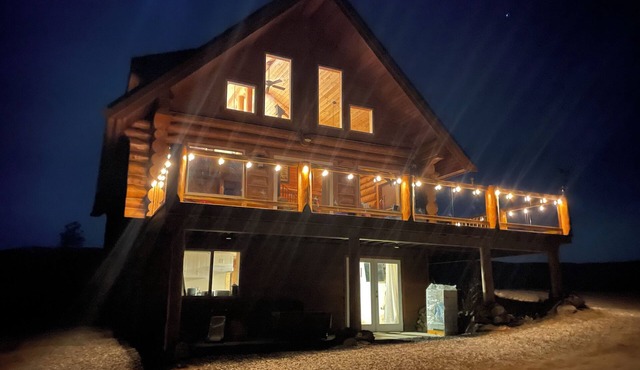 Private suite in a beautiful log home with stunning lake/mountain/desert views