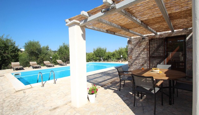 Private swimming pool 10mx5m. Relaxing and Tranquil close to town stunning views