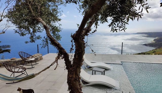 Private swimming pool, amazing views, sleeps 6.