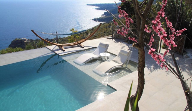 Private swimming pool, amazing views, sleeps 6.