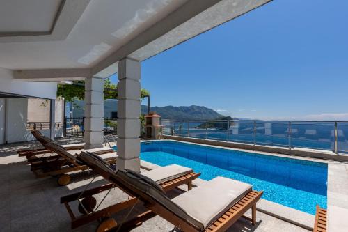 Private swimming pool three-story apartment with a superb view