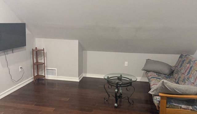 Private Third-Floor Attic Apartment Full Kitchen King Bed Backyard Access