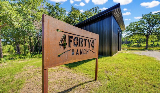 Private Treehouse Retreat | Sleeps 8 + Pickleball
