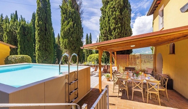 Private Tuscan Villa , private pool,immersed in a breathtaking park, sleeps 6