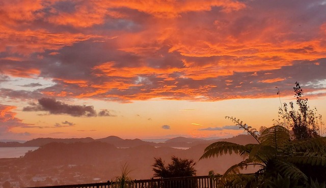 Private,Unique,Old Memroabilia, Rustic,Sea View,Sunsets,Playground,Pets ok WIFI