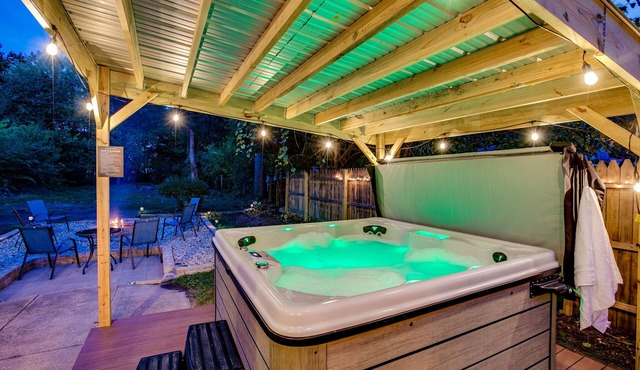 Private Unit—Hot Tub—Walk to ND