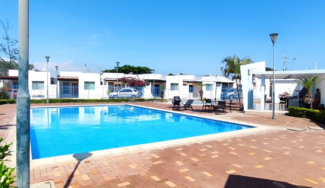 Private Urb. in Salinas with security, few blocks from the boardwalk, WiFi, games.