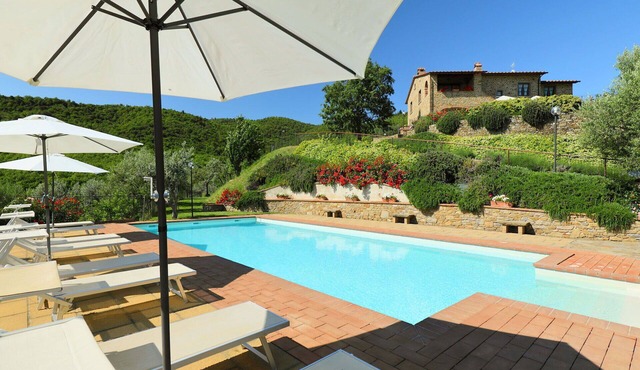Private Villa with private pool, WIFI, TV, balcony, pets allowed, panoramic view, close to Cortona