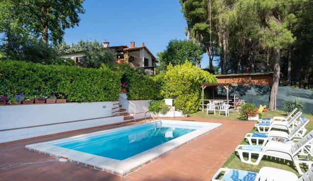 Private Villa with private pool, A/C, WIFI, TV, patio, panoramic view, close to San Gimignano